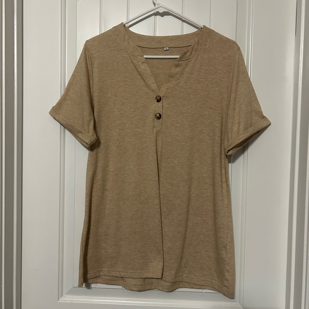 EXCELLENT Condition, Tan V-neck, short sleeve top, sz L $11